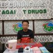 AMANKAN : Pelaku J (38) beserta barang bukti sabu ketika diamankan di Kantor Satres Narkoba Polres Gumas, Rabu, 10 September 2025.