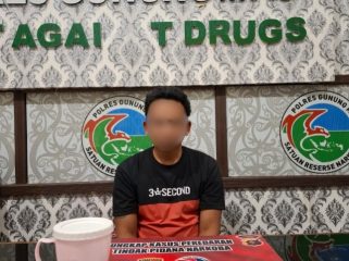 AMANKAN : Pelaku J (38) beserta barang bukti sabu ketika diamankan di Kantor Satres Narkoba Polres Gumas, Rabu, 10 September 2025.