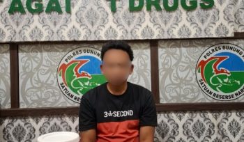 AMANKAN : Pelaku J (38) beserta barang bukti sabu ketika diamankan di Kantor Satres Narkoba Polres Gumas, Rabu, 10 September 2025.