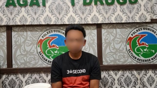 AMANKAN : Pelaku J (38) beserta barang bukti sabu ketika diamankan di Kantor Satres Narkoba Polres Gumas, Rabu, 10 September 2025.