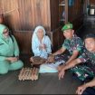 FOTO : Suasana saat Koramil 1019-01/Katingan Kuala melaksanakan kegiatan sosial dengan menyalurkan bantuan sembako kepada para lansia.