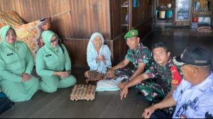 TNI Peduli, Koramil 1019-01/Katingan Kuala Berbagi Sembako Untuk Lansia di Kampung Keramat