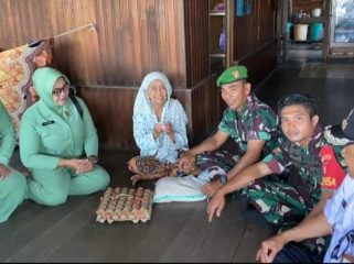 FOTO : Suasana saat Koramil 1019-01/Katingan Kuala melaksanakan kegiatan sosial dengan menyalurkan bantuan sembako kepada para lansia.