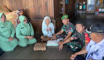 FOTO : Suasana saat Koramil 1019-01/Katingan Kuala melaksanakan kegiatan sosial dengan menyalurkan bantuan sembako kepada para lansia.