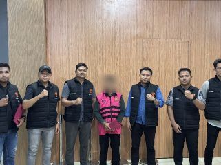 FOTO : Kejari Katingan saat melakukan penahanaan terhadap BI.