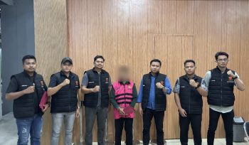 FOTO : Kejari Katingan saat melakukan penahanaan terhadap BI.