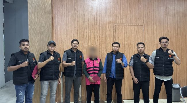 FOTO : Kejari Katingan saat melakukan penahanaan terhadap BI.