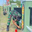 FOTO : Prajurit tampak antusias bergotong royong memperbaiki sarana prasarana lingkungan sekitar markas.
