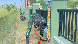 FOTO : Prajurit tampak antusias bergotong royong memperbaiki sarana prasarana lingkungan sekitar markas.
