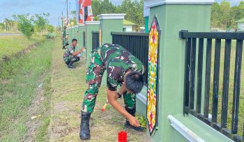 FOTO : Prajurit tampak antusias bergotong royong memperbaiki sarana prasarana lingkungan sekitar markas.

