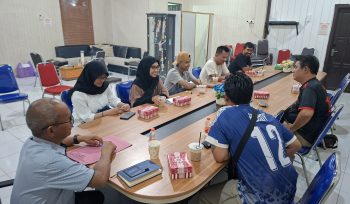 RAPAT : Suasana rapat pengurus PTMSI Kabupaten Gumas, di aula kantor KONI setempat, Rabu, 15 Oktober 2025 malam.