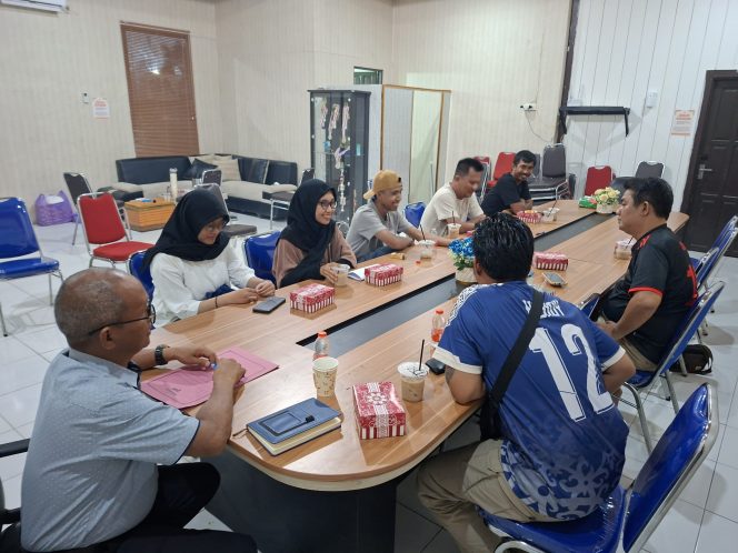 
					RAPAT : Suasana rapat pengurus PTMSI Kabupaten Gumas, di aula kantor KONI setempat, Rabu, 15 Oktober 2025 malam.