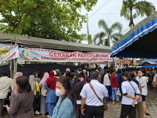 DISERBU : Warga Kota Kuala Kurun dan sekitarnya ketika menyerbu stan gerakan pangan murah, yang digelar dalam rangka hari tani dan hari pangan sedunia, di Taman Kota Kuala Kurun, Rabu (22/10/2025).