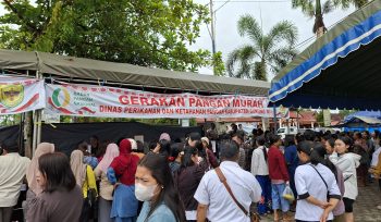DISERBU : Warga Kota Kuala Kurun dan sekitarnya ketika menyerbu stan gerakan pangan murah, yang digelar dalam rangka hari tani dan hari pangan sedunia, di Taman Kota Kuala Kurun, Rabu (22/10/2025).