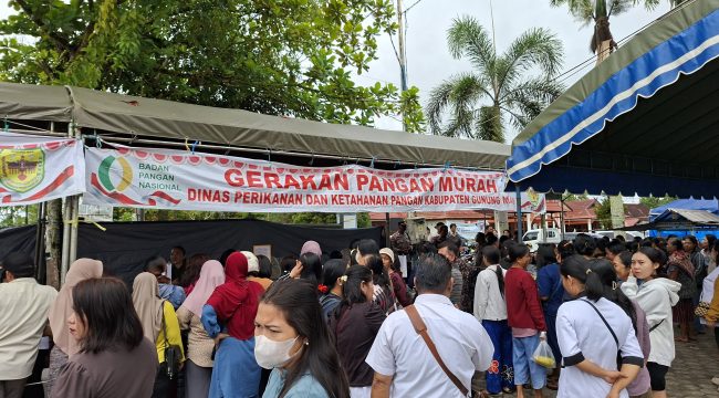 DISERBU : Warga Kota Kuala Kurun dan sekitarnya ketika menyerbu stan gerakan pangan murah, yang digelar dalam rangka hari tani dan hari pangan sedunia, di Taman Kota Kuala Kurun, Rabu (22/10/2025).