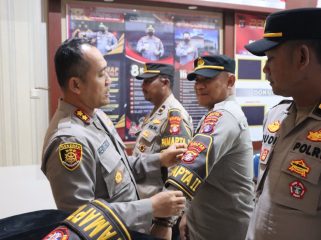 PASANGKAN : Kapolres Gumas AKBP Heru Eko Wibowo, S.I.K, M.H, memasangkan ban lengan Pamapta kepada tiga perwira yang ditunjuk, Sabtu, 25 Oktober 2025.