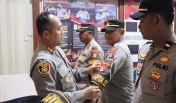 PASANGKAN : Kapolres Gumas AKBP Heru Eko Wibowo, S.I.K, M.H, memasangkan ban lengan Pamapta kepada tiga perwira yang ditunjuk, Sabtu, 25 Oktober 2025.