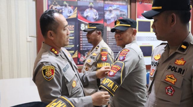 PASANGKAN : Kapolres Gumas AKBP Heru Eko Wibowo, S.I.K, M.H, memasangkan ban lengan Pamapta kepada tiga perwira yang ditunjuk, Sabtu, 25 Oktober 2025.