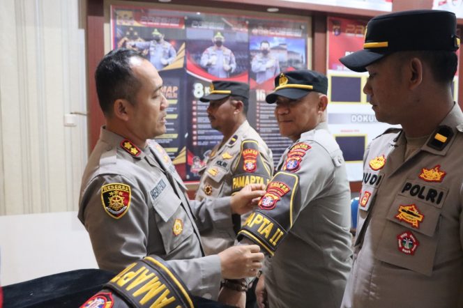 PASANGKAN : Kapolres Gumas AKBP Heru Eko Wibowo, S.I.K, M.H, memasangkan ban lengan Pamapta kepada tiga perwira yang ditunjuk, Sabtu, 25 Oktober 2025.