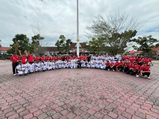 FOTO BERSAMA : Kontingen HSP dan IBAB dari Kabupaten Gumas ketika berfoto bersama di Kabupaten Sukamara, Minggu (26/10/2025).