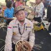 FOTO : Bupati Katingan Saiful, saat mencoba menganyam atau merajut bahan rotan menjadi produk kerajinan.