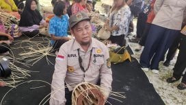 FOTO : Bupati Katingan Saiful, saat mencoba menganyam atau merajut bahan rotan menjadi produk kerajinan.