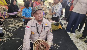FOTO : Bupati Katingan Saiful, saat mencoba menganyam atau merajut bahan rotan menjadi produk kerajinan.