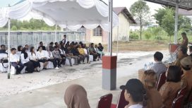 FOTO : Wabup Firdaus, secara simbolis menyerahkan gerobak usaha kepada kelompok UMKM.
