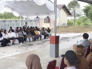 FOTO : Wabup Firdaus, secara simbolis menyerahkan gerobak usaha kepada kelompok UMKM.