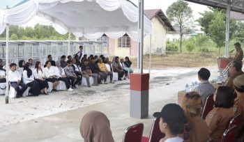 FOTO : Wabup Firdaus, secara simbolis menyerahkan gerobak usaha kepada kelompok UMKM.