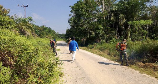 
					FOTO : Babinsa Koramil 1019-04/Katingan Tengah bersama warga melaksanakan Karya Bhakti di sepanjang Jalan Ahmad Yani.