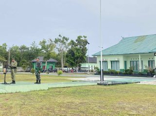FOTO : Suasana upacara bendera bulanan lapangan Makodim Katingan.