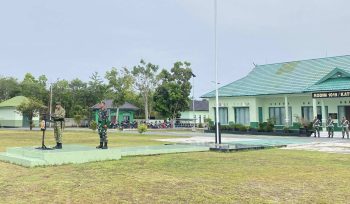 FOTO : Suasana upacara bendera bulanan lapangan Makodim Katingan.