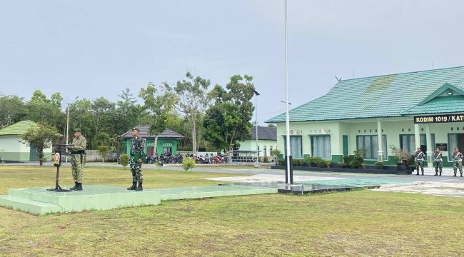 FOTO : Suasana upacara bendera bulanan lapangan Makodim Katingan.