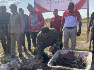 FOTO : Dandim 1019 Katingan dan jajaran ikut pada kegiatan peletakan batu pertama pembangunan Koperasi Desa/Kelurahan Merah Putih di Desa Hampalit.