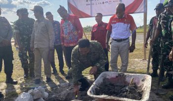 FOTO : Dandim 1019 Katingan dan jajaran ikut pada kegiatan peletakan batu pertama pembangunan Koperasi Desa/Kelurahan Merah Putih di Desa Hampalit.