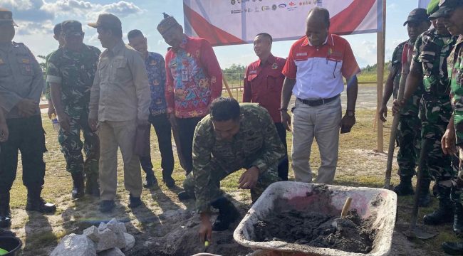 FOTO : Dandim 1019 Katingan dan jajaran ikut pada kegiatan peletakan batu pertama pembangunan Koperasi Desa/Kelurahan Merah Putih di Desa Hampalit.