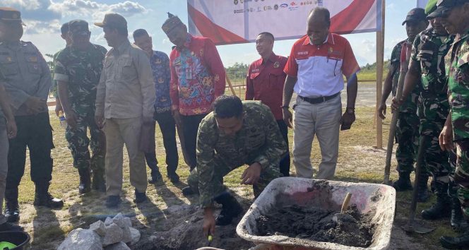 
					FOTO : Dandim 1019 Katingan dan jajaran ikut pada kegiatan peletakan batu pertama pembangunan Koperasi Desa/Kelurahan Merah Putih di Desa Hampalit.