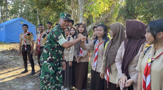 FOTO : Kasdim 1019/Katingan saat bersama peserta kemah pelajar, di Bumi Perkemahan Pramuka Kwarcab Katingan.
