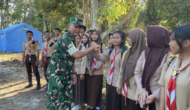 FOTO : Kasdim 1019/Katingan saat bersama peserta kemah pelajar, di Bumi Perkemahan Pramuka Kwarcab Katingan.