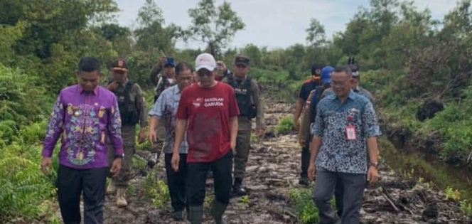 
					FOTO : Bupati dan Wabup ketika beserta jajaran mendampingi Dirjen Saintek Ahmad Najib Burhani.
