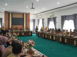 FOTO : Suasana Sekretaris Kesbangpol Katingan dan jajaran mengikuti kegiatan rapat koordinasi FKDM Kesbangpol Provinsi Kalteng.