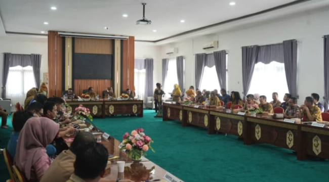 FOTO : Suasana Sekretaris Kesbangpol Katingan dan jajaran mengikuti kegiatan rapat koordinasi FKDM Kesbangpol Provinsi Kalteng.
