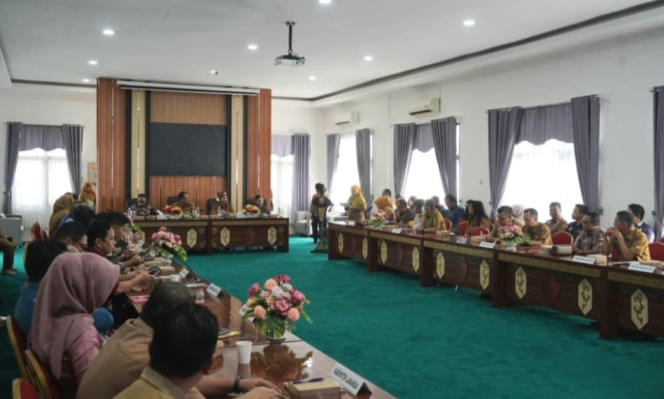 
					FOTO : Suasana Sekretaris Kesbangpol Katingan dan jajaran mengikuti kegiatan rapat koordinasi FKDM Kesbangpol Provinsi Kalteng.