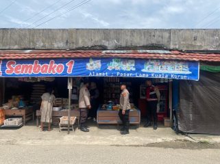 PATROLI : Personel Polres Gumas ketika melakukan patroli dengan menyambangi kawasan pasar, Jumat, 7 November 2025.