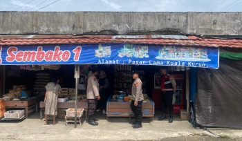 PATROLI : Personel Polres Gumas ketika melakukan patroli dengan menyambangi kawasan pasar, Jumat, 7 November 2025.