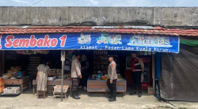 PATROLI : Personel Polres Gumas ketika melakukan patroli dengan menyambangi kawasan pasar, Jumat, 7 November 2025.