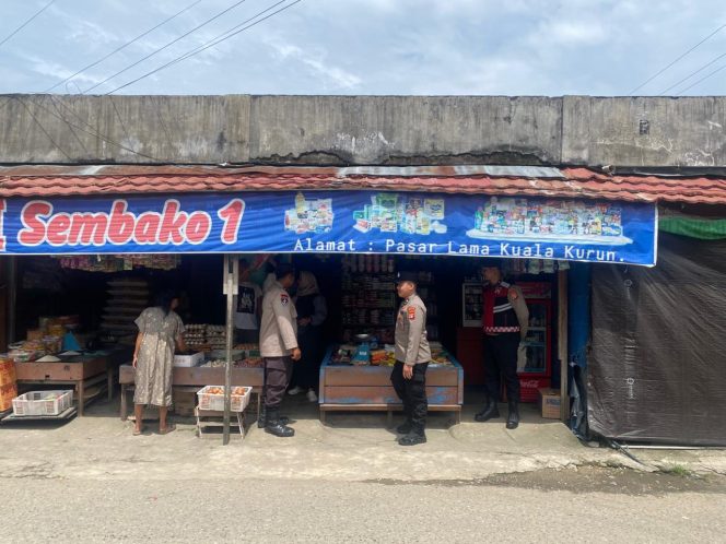 
					PATROLI : Personel Polres Gumas ketika melakukan patroli dengan menyambangi kawasan pasar, Jumat, 7 November 2025.