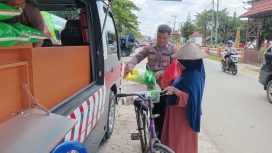 MENJUAL : Personel Satbinmas Polres Gumas saat menjual beras SPHP kepada warga, di Taman Kota Kuala Kurun, Sabtu, 8 November 2025.