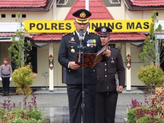 IRUP : Kapolres Gumas AKBP Heru Eko Wibowo, S.I.K, M.H, menjadi irup pada upacara peringatan hari pahlawan ke-80 tahun 2025, di Lapangan Apel Tantya Sudhirajati Mapolres Gumas, Senin, 10 November 2025.